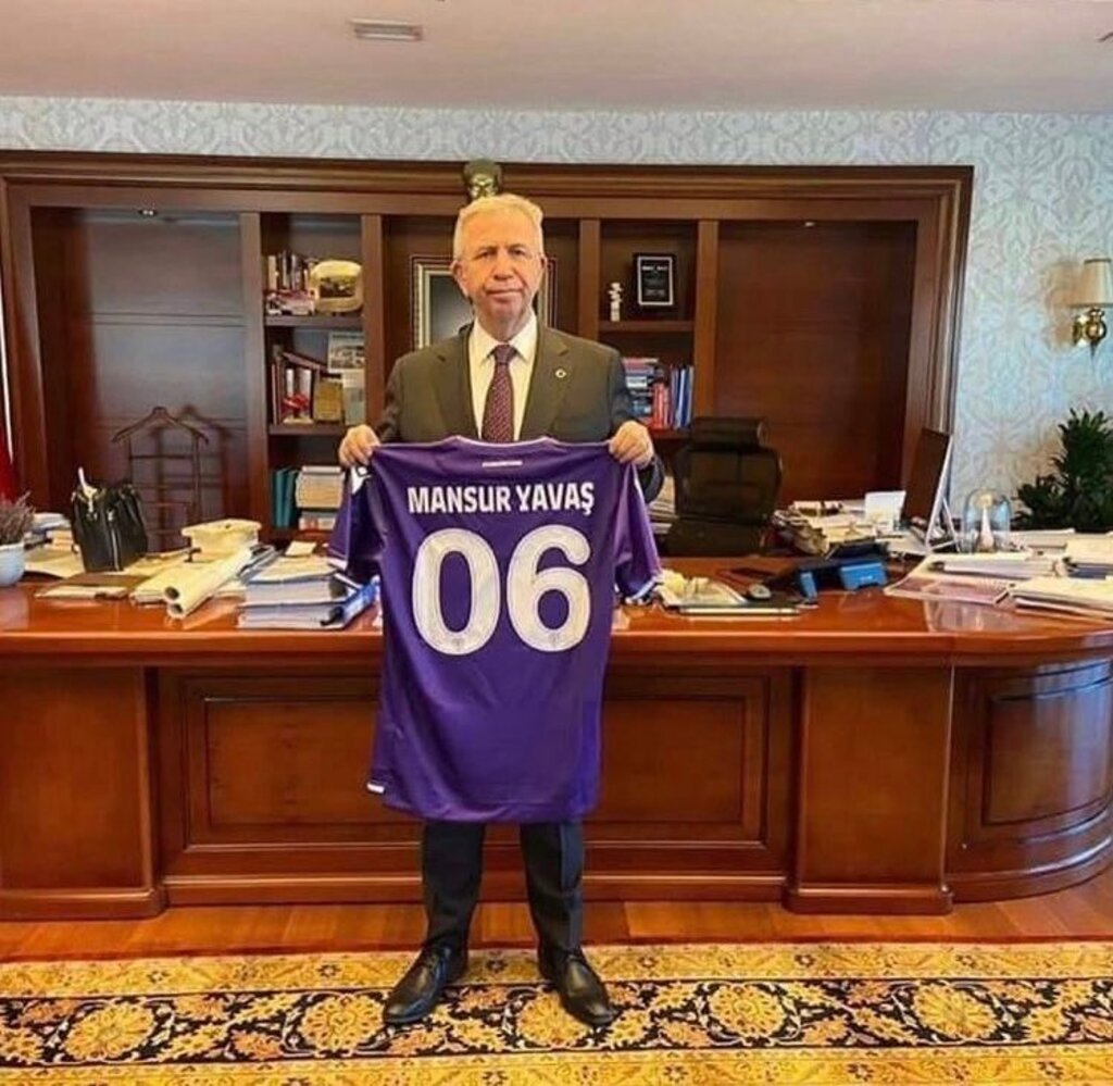 Zeycan Yıldırım'dan Mansur Yavaş'a Mor Forma