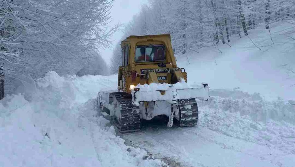 Atakum'da Yolu Kapanan Onlarca Köye Ulaşıldı