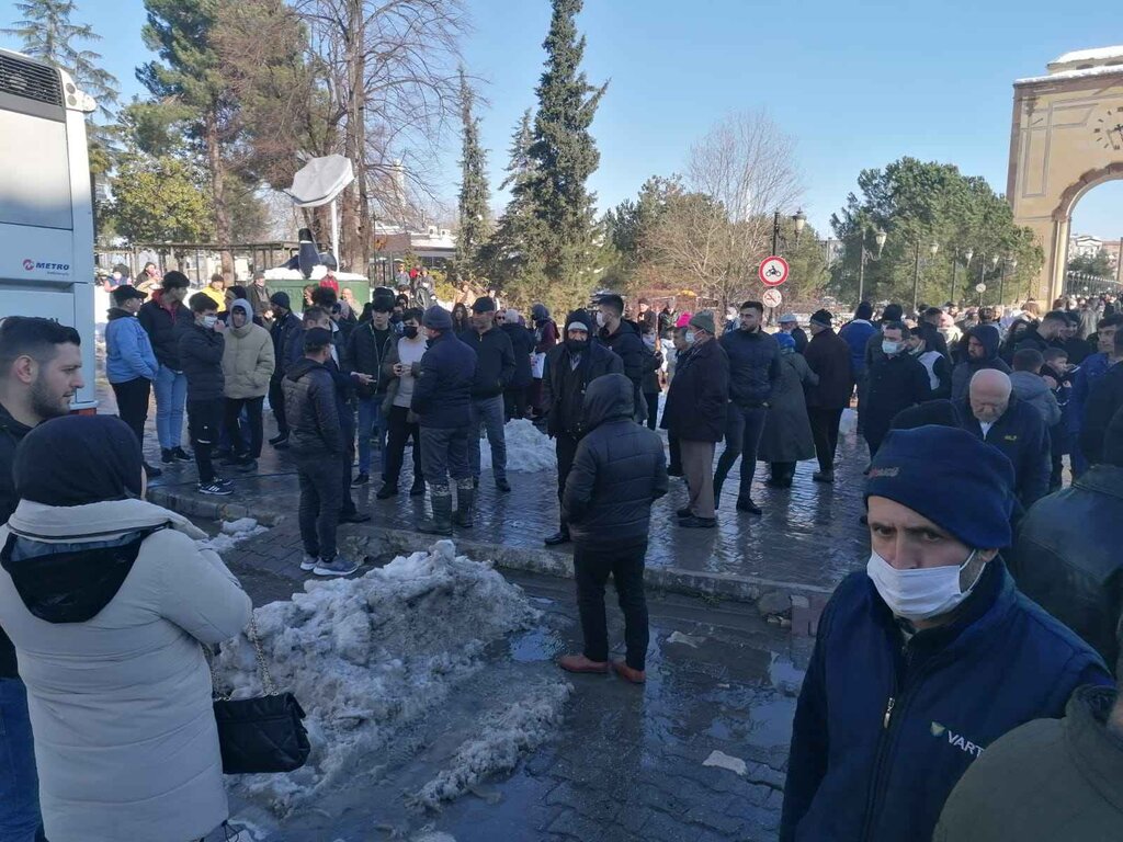 Karısını Bıçaklayan Kocaya Meydan Dayağı