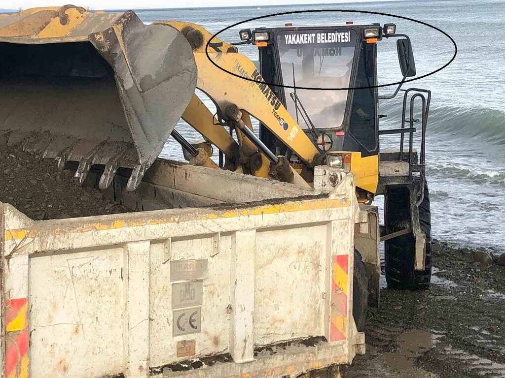 Yakakent Belediyesi Sahilden Kum Çekerken Yakalandı