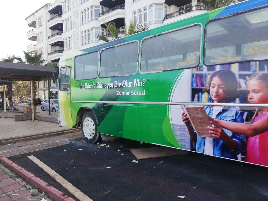 Yakakent'te Otobüs Kütüphaneye Neden Kilit Vuruldu?