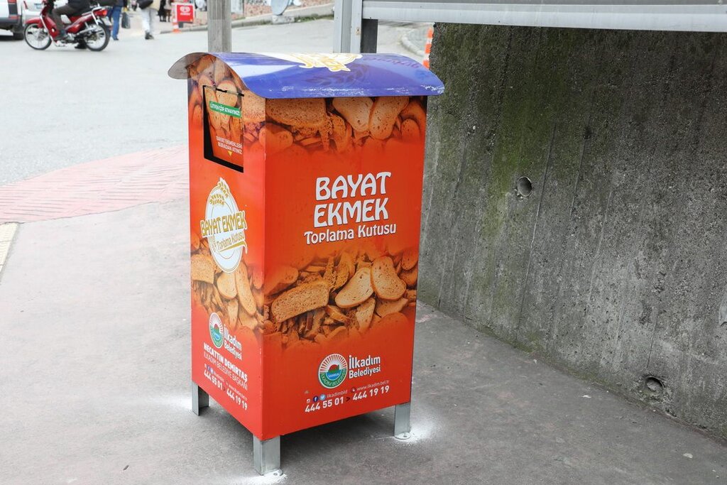 İlkadım Sokaklarına Bayat Ekmek Toplama Kutusu
