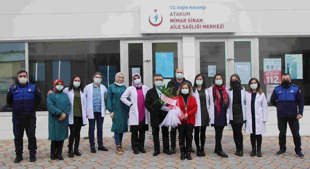 Atakum’da Sağlık Emekçilerine Çiçek Jesti