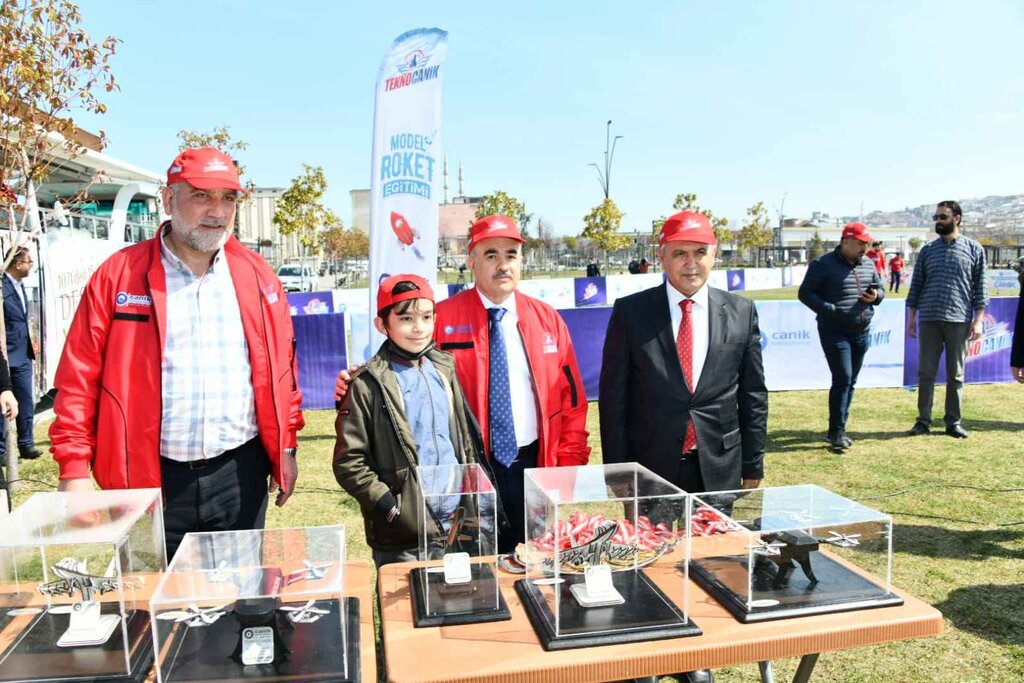 Gençlerin Roketleri Canik Semalarına Yükseldi