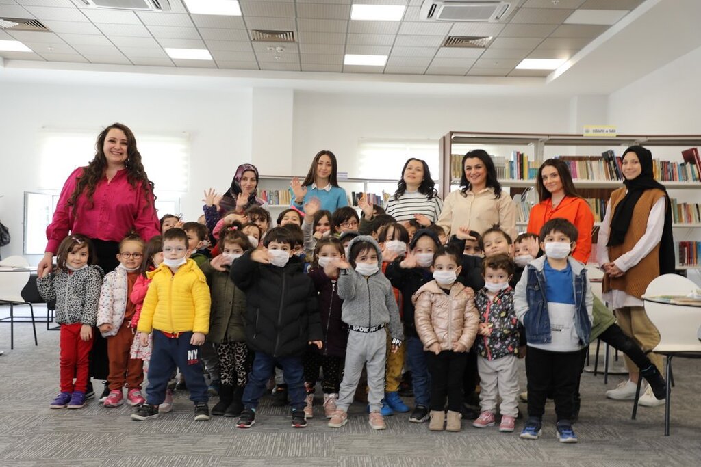Minik Öğrencilerin Kütüphane Merakı