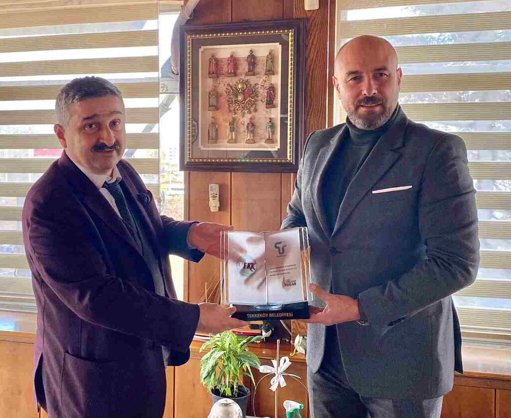 Tekkeköy'de Eğitime Destek Olan İş İnsanlarına Plaket