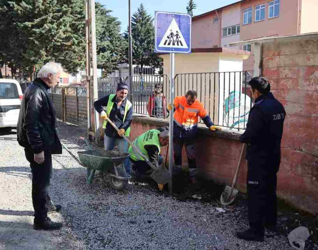Terme'de Okul Önlerine Yaya Tabelası