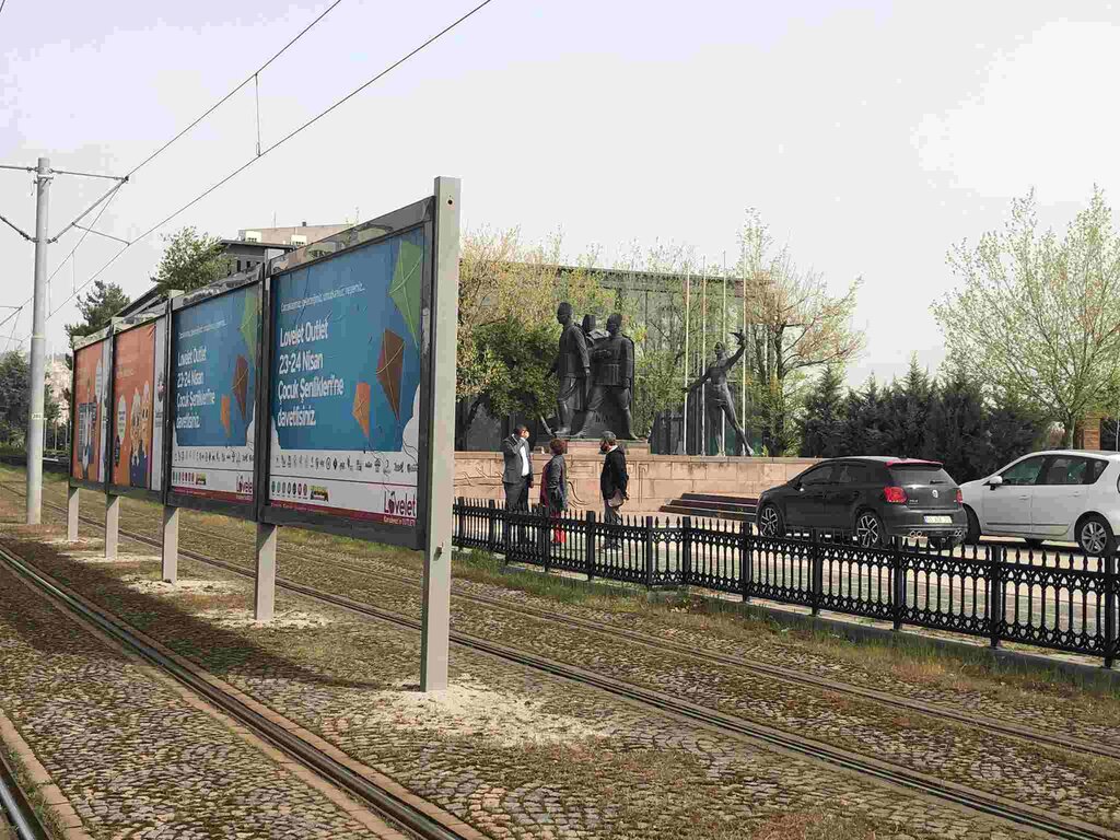 Samsun'da Atatürk Heykeli Reklam Panosuyla Kapatıldı