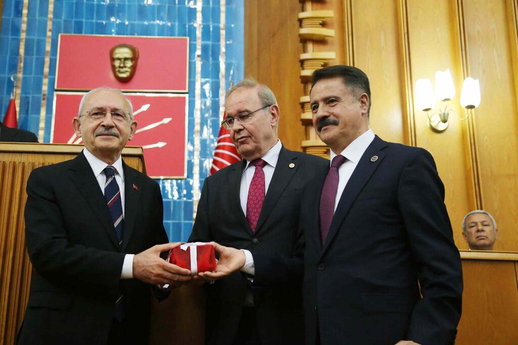 CHP Lideri Kemal Kılıçdaroğlu'na Ata Toprağı Teslim Edildi