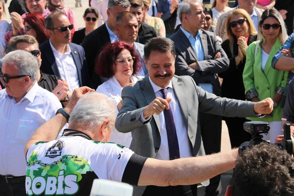 Yunanistan’dan Samsun’a Pedallayan Bisikletçilere Davullu Zurnalı Karşılama