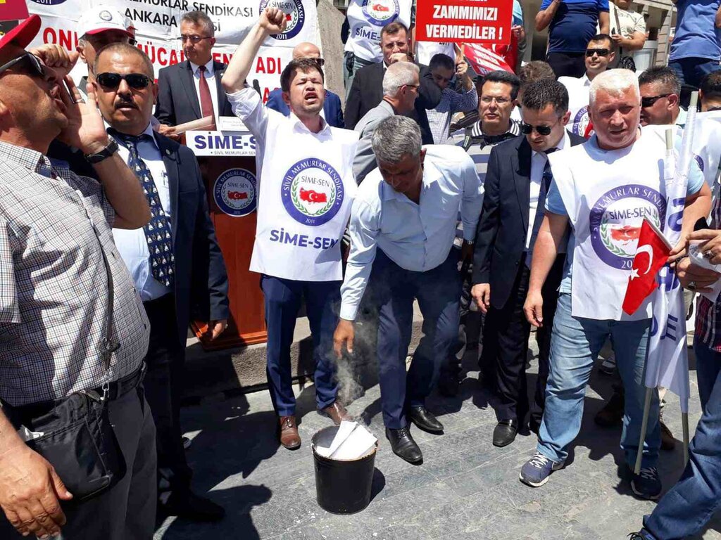 Sivil Memurlar Ankara'da Bordro Yaktı