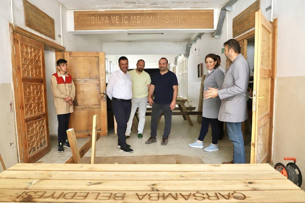 Meslek Lisesi Öğrencileri Piknik Masaları Üretiyor