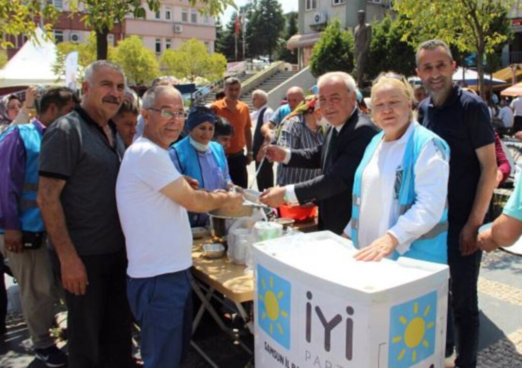 İYİ Parti'den Aşure İkramı