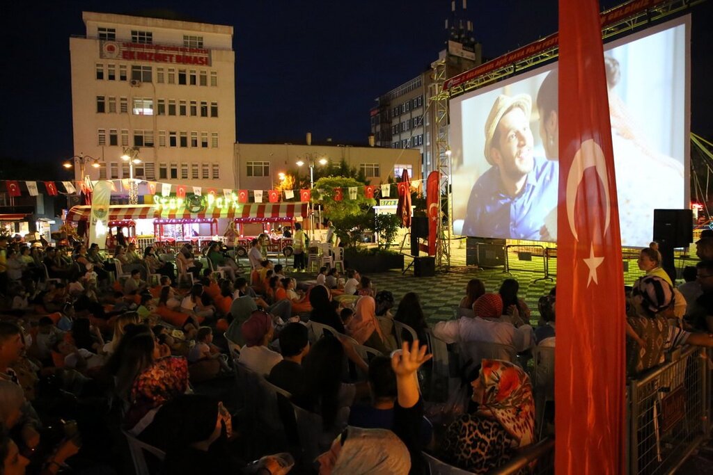 İlkadım'da Geleneksel Açık Hava Sinema Günleri'ne Yoğun İlgi