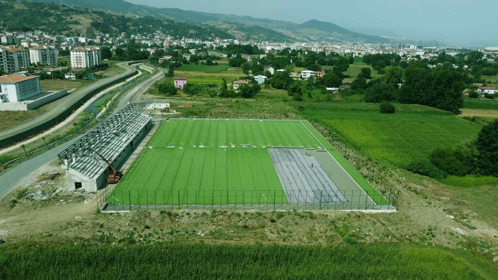 Tekkeköy İlçe Stadında Çimler Serildi