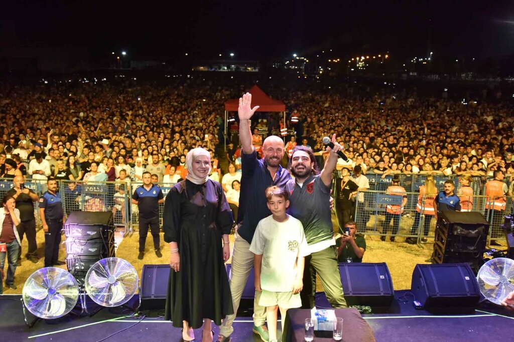 Tekkeköy’de Selçuk Balcı ve Demet Akalın Rüzgarı Esti