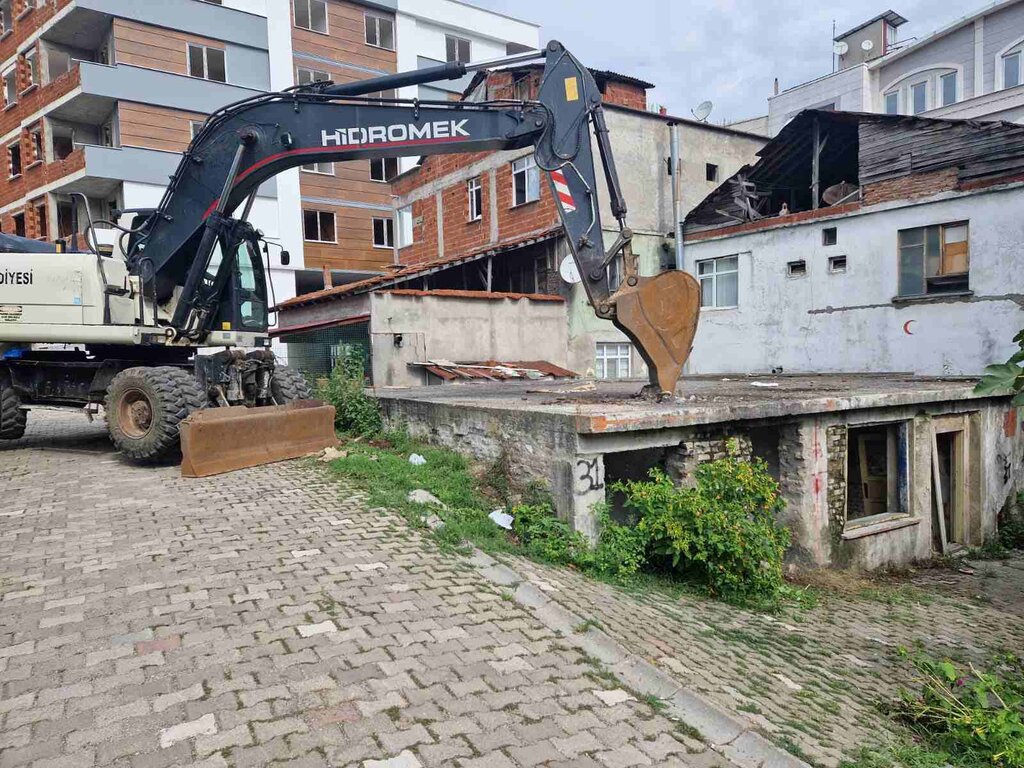 Salıpazarı'nda Metruk Binalar Yıkılıyor
