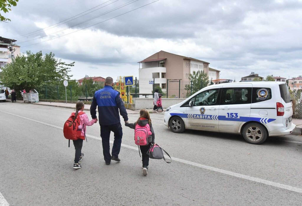 Tekkeköy’de Zabıta Okul Önlerinde Çocuklar Güvende
