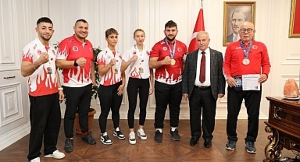 Dünya Şampiyonlarını Altınla Ödüllendirdi