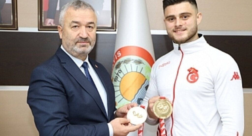 19 Mayıslı Bilek Güreşi Şampiyonu Burak Deniz