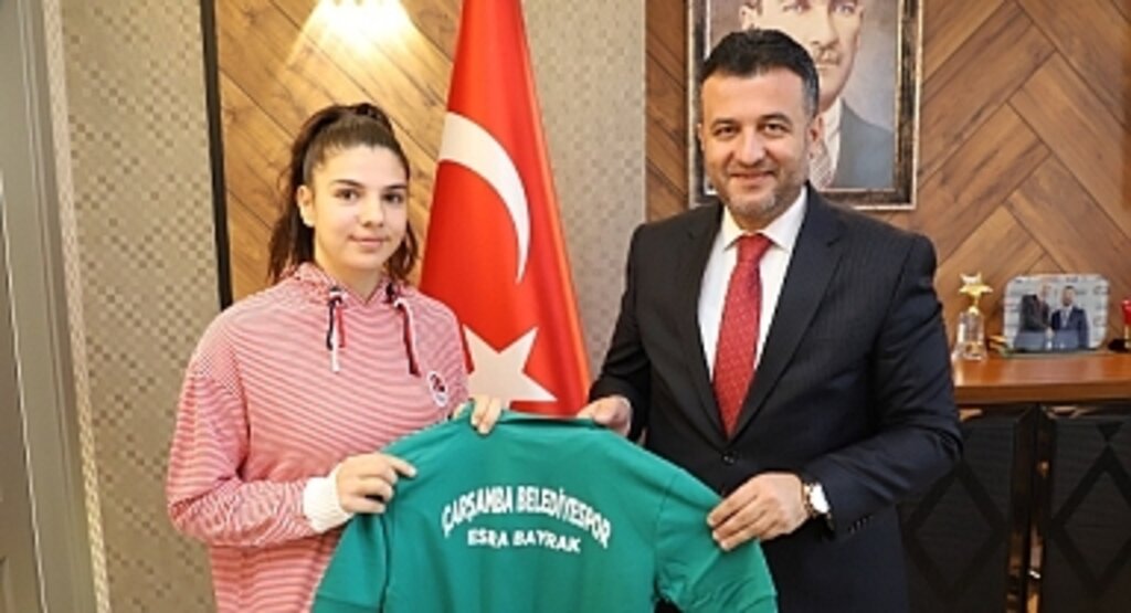 Dünya Şampiyonu Milli Sporcu Esra Bayrak, Çarşamba Belediyespor’a İmza Attı