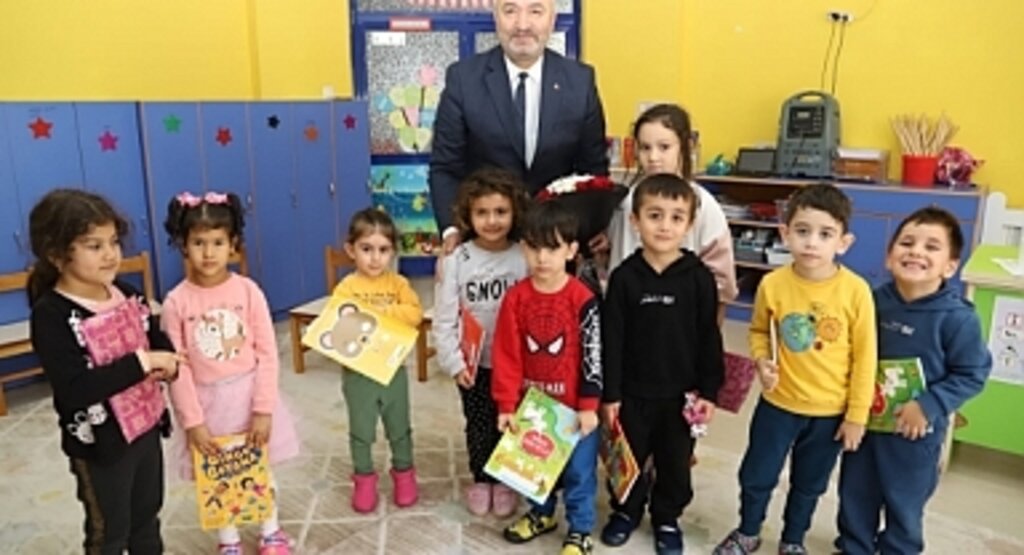 Minik Öğrencilere Kitap Okudu