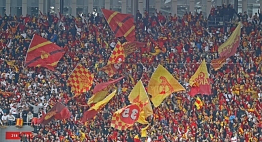 Samsun Tribünlerinde Maytap Torpil Patlatan Göztepe Taraftarına Ceza Yağdı