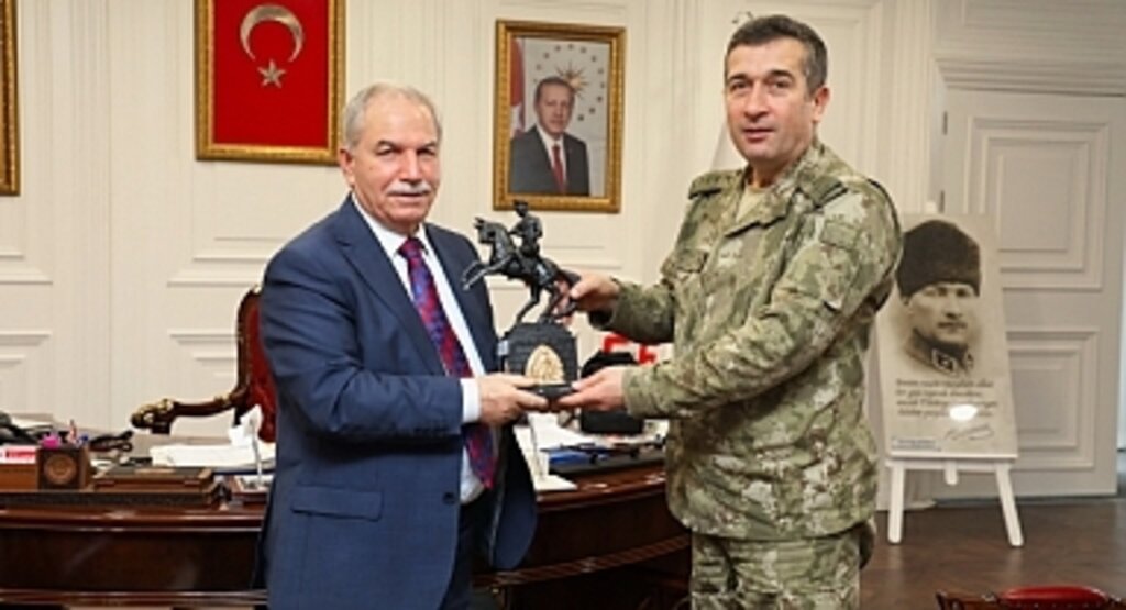Şehrin Simgesi Onur Anıtı’nı Hediye Etti