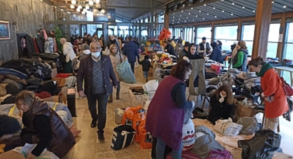 Raftaki Sıfır Giyim Eşyalarını Depremzedelere Bağışladılar