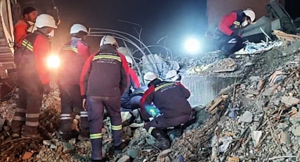 Yıldırım Grup'un Madencileri Depremin Yaralarını Sarıyor