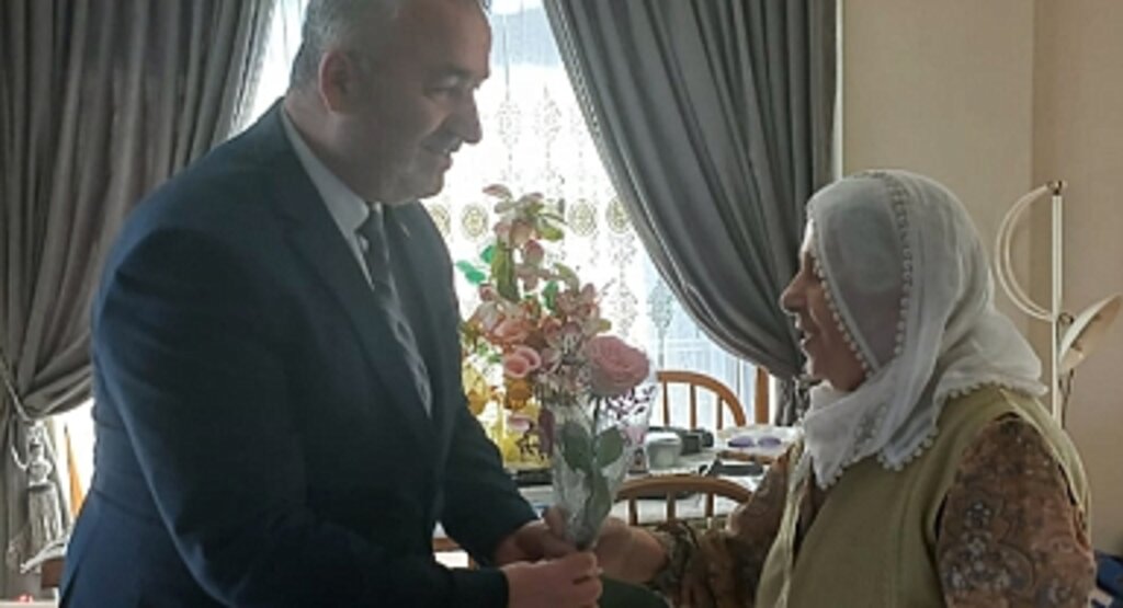 19 Mayıs'taki Depremzede Kadınlara Gül Hediye Etti