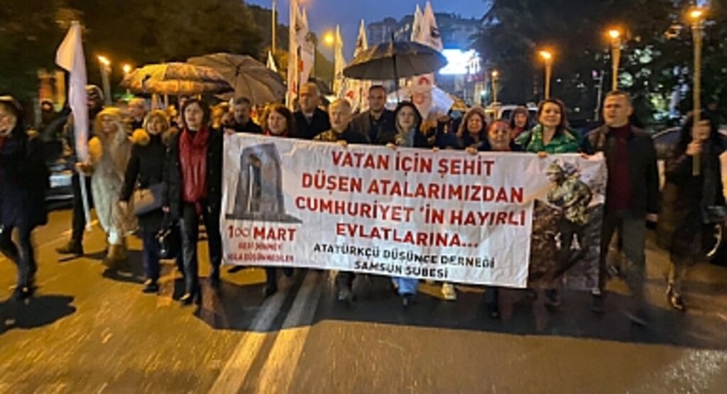 ADD Samsun'dan Yağmur Altında Fener Alayı