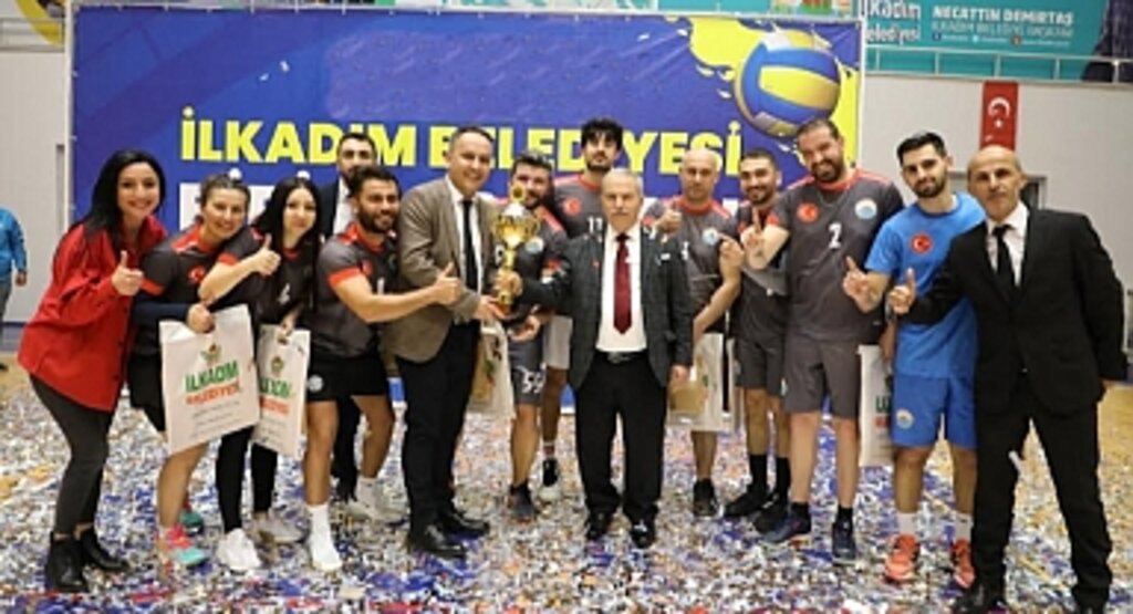 İlkadım'da Spor Müdürlüğü Şampiyonluk Kupasını Kaldırdı