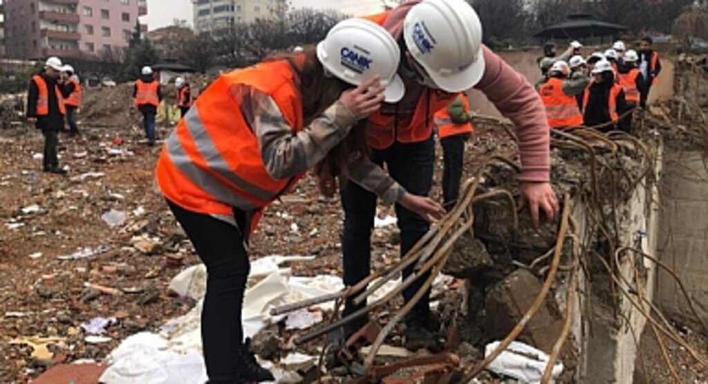 Mühendis Öğrenciler Hasarlı Yapıları İnceledi
