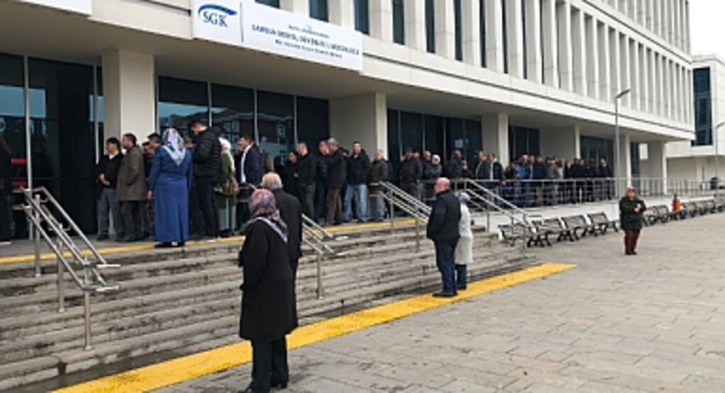 Samsun'da Soğuk Havaya Rağmen SGK Önünde EYT Kuyruğu