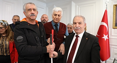 Görme Engellilere 'Beyaz Baston' Hediye Etti