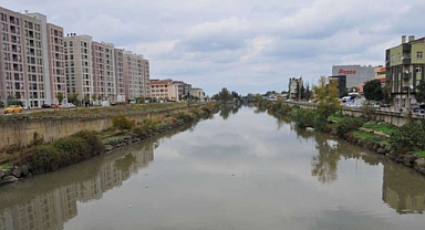 Samsun'da Irmak Üstünde Beton Santrali