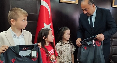 Salıpazarı'nda 23 Nisan'da Çocuklara Samsunspor Forması