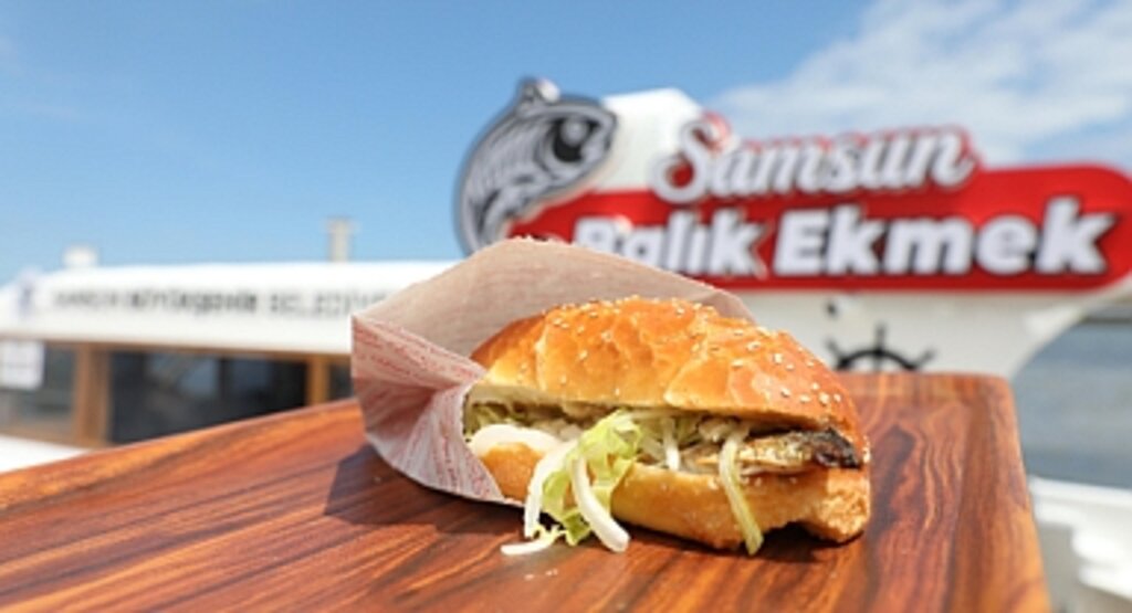 Atakum Sahiline Balık Ekmek Teknesi