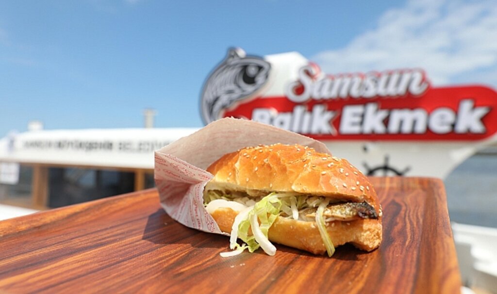 Atakum Sahiline Balık Ekmek Teknesi