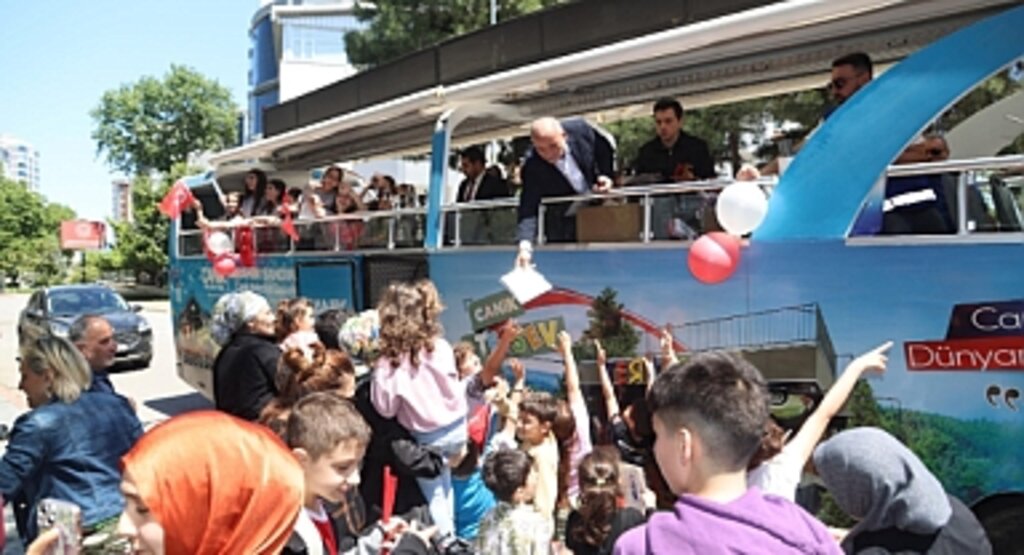 Canik'te Otobüsle Şehir Turu Atıp Hediyeler Dağıttı