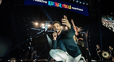 Kültür Yolu Festivali'nde Ünlü Sanatçı Sinan Akçıl Sahne Aldı