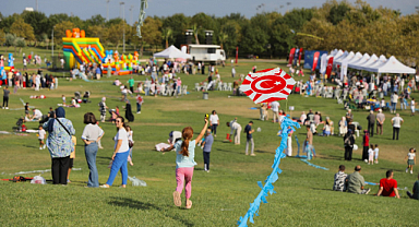 Renkli Uçurtmalar Gökyüzünü Süsledi