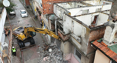 İlkadım'da Metruk Binalar Yıkılıyor