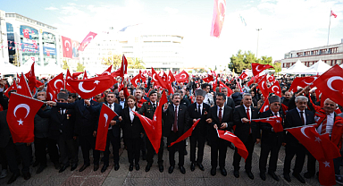 Samsun'da Cumhuriyet Coşkusu! 1919 Metre Uzunluğundaki Türk Bayrağı Açıldı