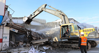Gülsan Sanayi Sitesi'nde Kepçe İlk Yıkımı Gerçekleştirdi