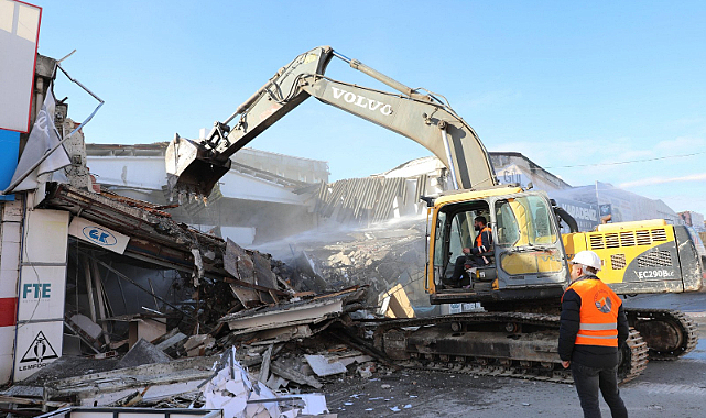 Gülsan Sanayi Sitesi'nde Kepçe İlk Yıkımı Gerçekleştirdi