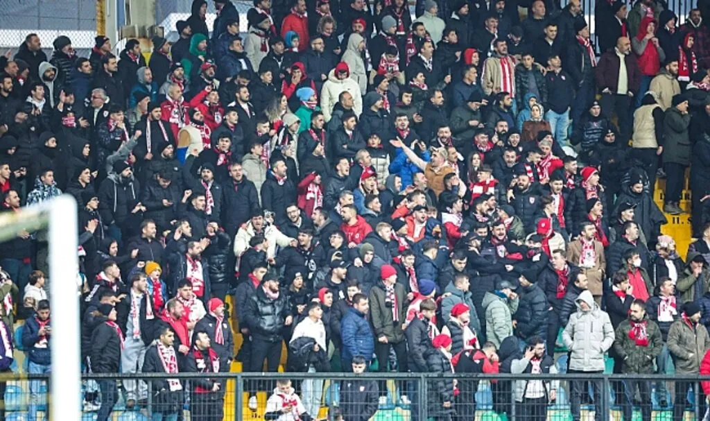 Ev Sahibi Kadar Tribün Yaptık!