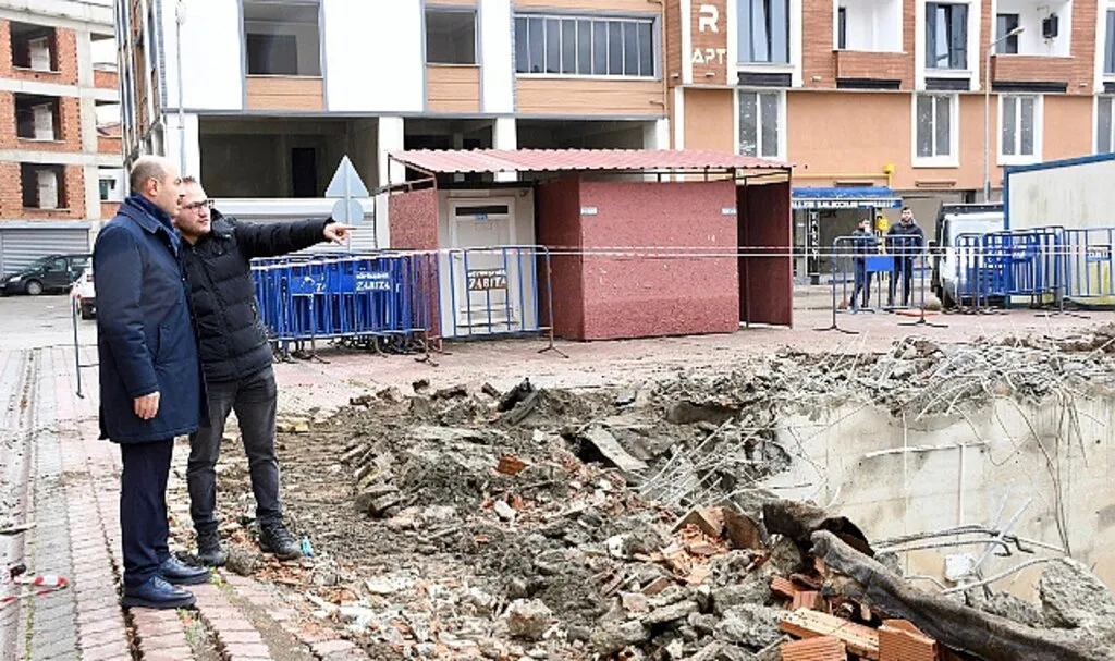 Terme'de Çatısı Çöken Pazar Yerine Yeşil Alan