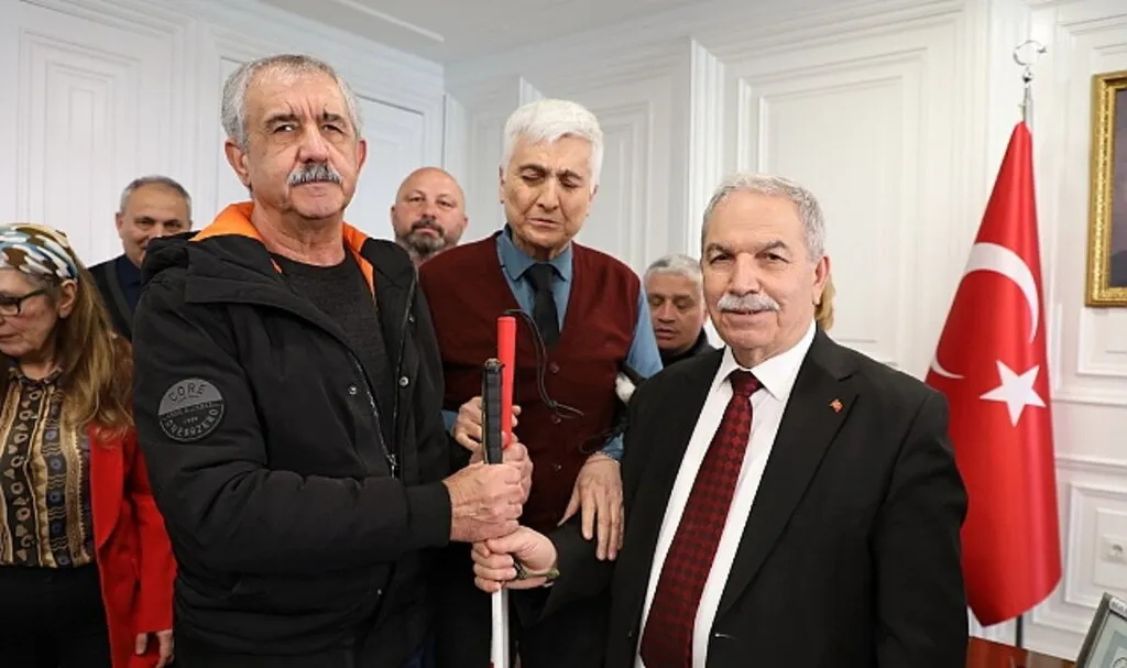 Görme Engellilere 'Beyaz Baston' Hediye Etti